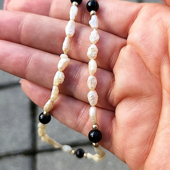 14k Yellow Gold Freshwater Pearl & Onyx Bead Necklace - Picture 4 of 6